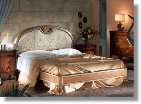 Letto in legno con finitura foglia argento